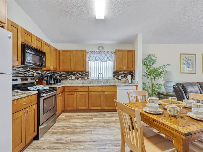Building Photo - 520 Castlemain Cir