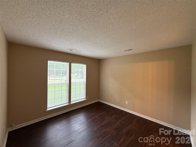 Building Photo - 7037 Breeders Cup Cir