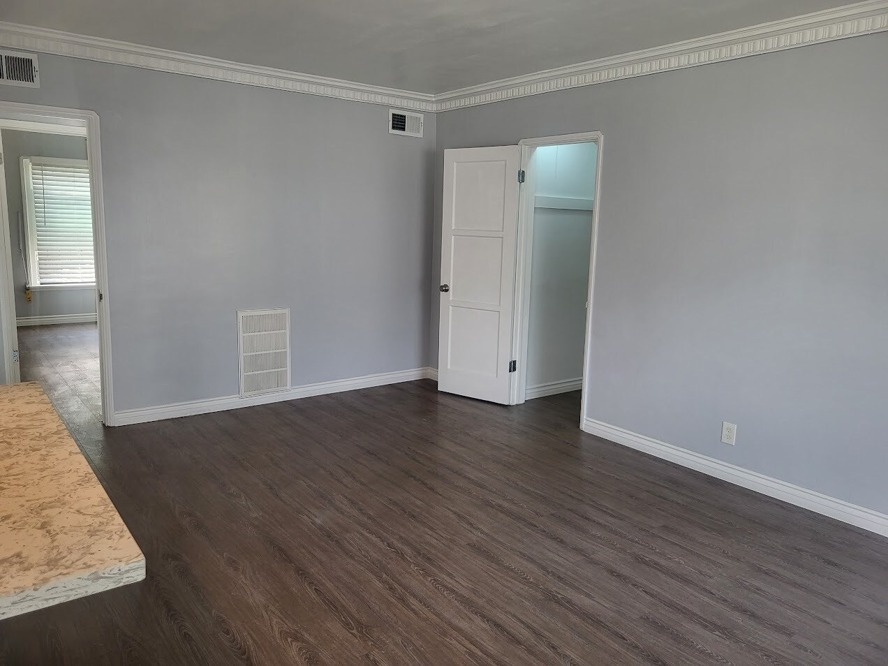 Building Photo - 10239 S 8th Ave