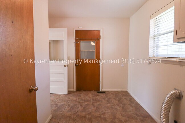 Building Photo - LARGE | 3 Bed | 2 Bath | Midtown Tulsa