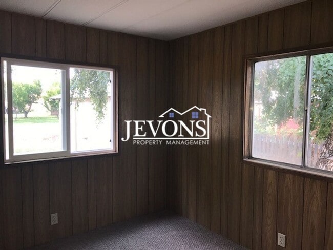 Building Photo - Experience this inviting Tieton home - Flexible short-term and long-term leases