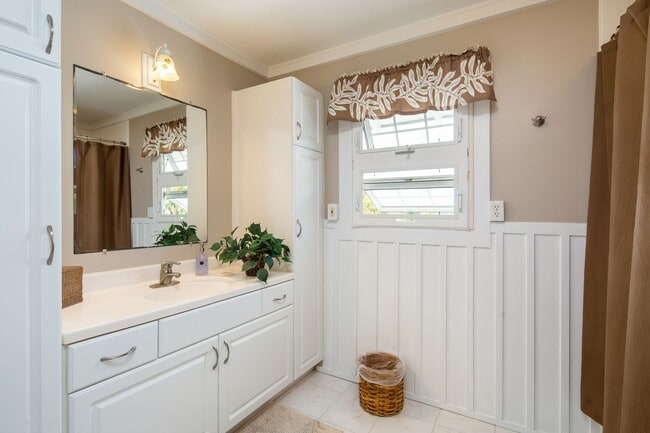 Building Photo - Steps from beautiful Kailua Beach, fully furnished 3 bedroom, 2 bath single family home