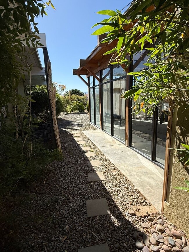 Building Photo - High Desert Retreat- 3 Bedrooms, 2 Bathroo...