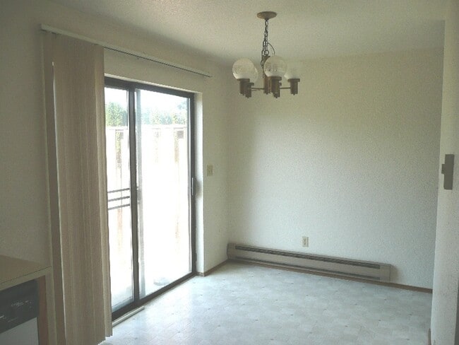 Building Photo - 2 Bedroom 1 1/2 Bath Townhouse Near Bethel...