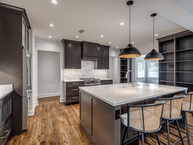 Building Photo - Luxury Living in the Heart of Tulsa