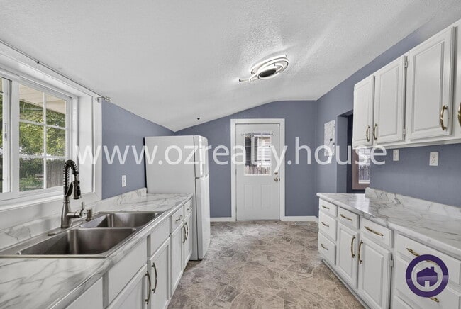Building Photo - 565 Viking St