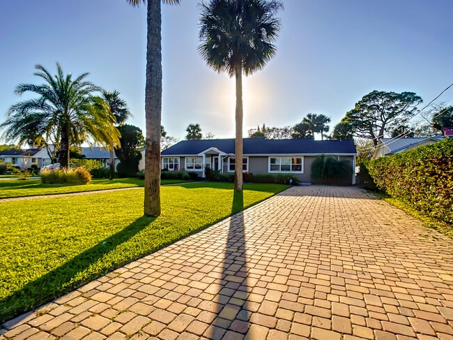 Building Photo - 762 S Beach St