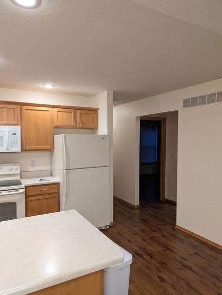 Building Photo - 1001 Wartburg Dr