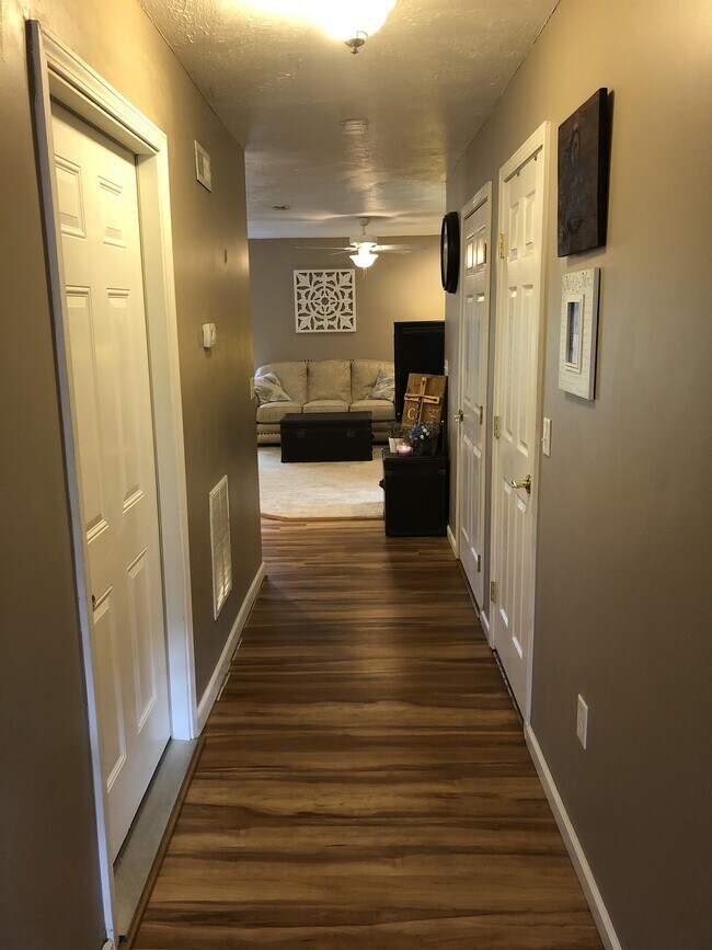 Building Photo - 2020 Grandview Dr