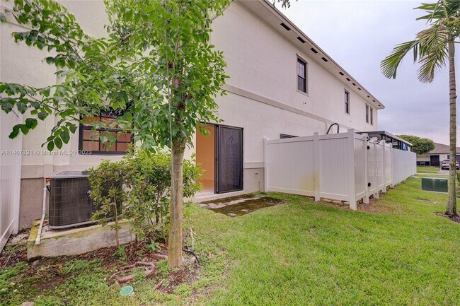 Building Photo - 1170 SW 7th Ct