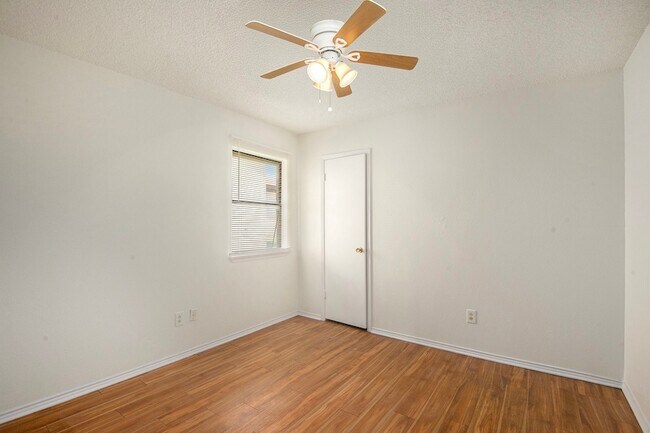 Building Photo - 6819 W Cleburne Rd