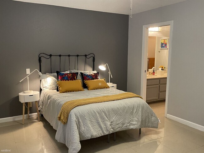 Building Photo - 2 br, 2 bath Duplex - 6251 Camelot Drive