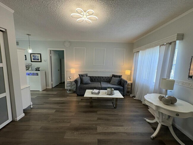 Building Photo - 609 NE 13th Ave