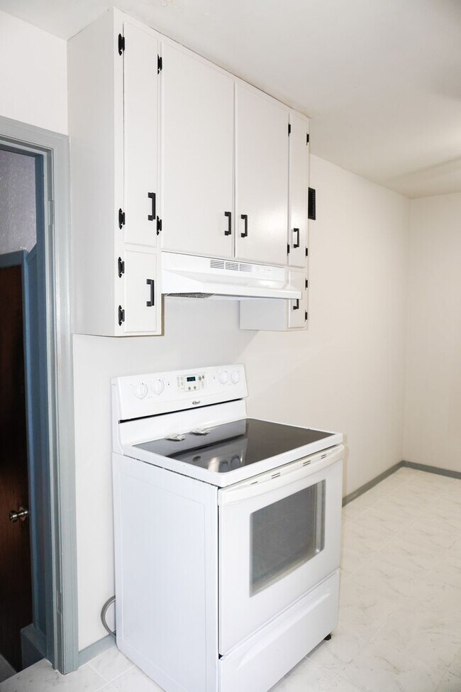 Building Photo - 3b 2b Finished Basement + Garage Lawn Care Provided APPLY FREE!