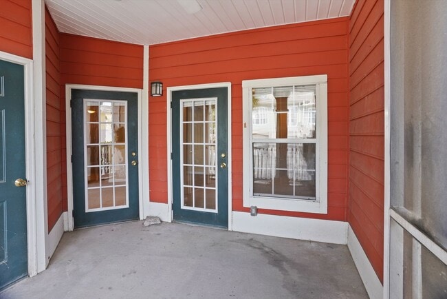 Building Photo - 2 bedroo 2-bathroom ground floor with screened patio for rent Wilmington Island