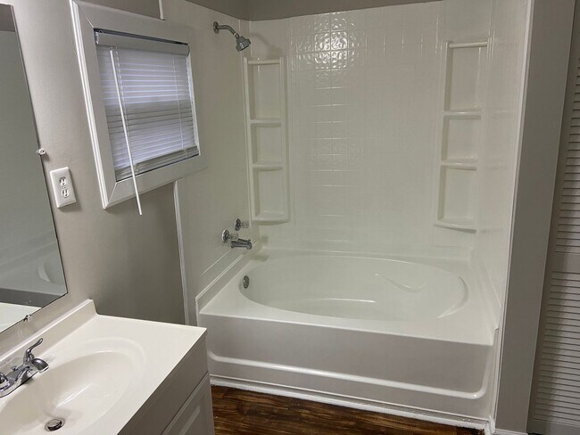 Building Photo - Historic 3 bedroom home near courthouse square in Murfreesboro