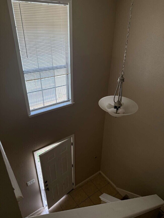 Building Photo - Beautiful two bed/1.5 bath in the heart of Alamo Heights