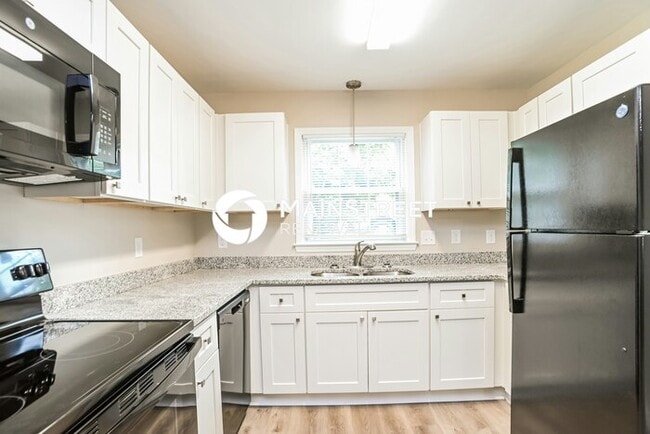 Building Photo - 4 Bedroom Pet-Friendly Home in Charlotte, NC with Main Street Renewal