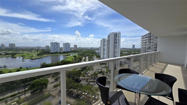 Building Photo - 3731 N Country Club Dr