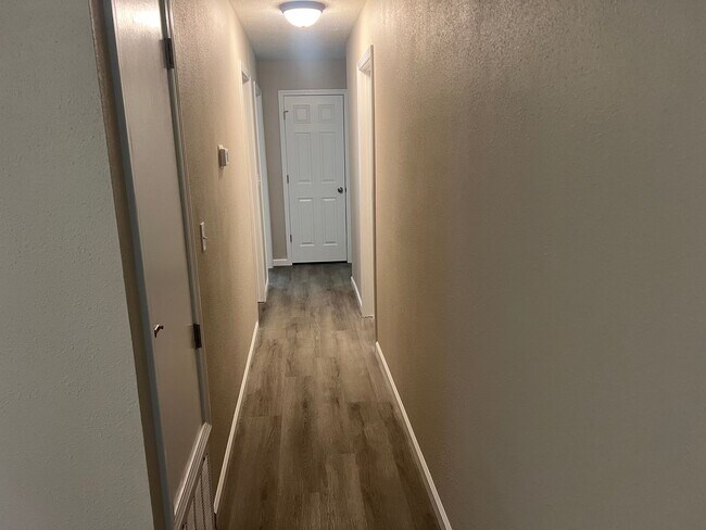 Building Photo - 3 Bedroom 1 bath