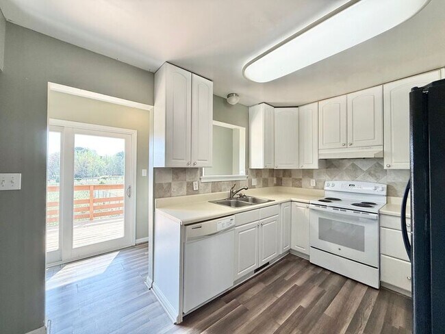 Building Photo - 542 Loop Rd