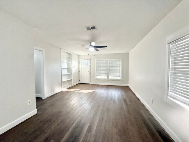 Building Photo - Stunning & Spacious 4/2 Home in Lake Jackson!