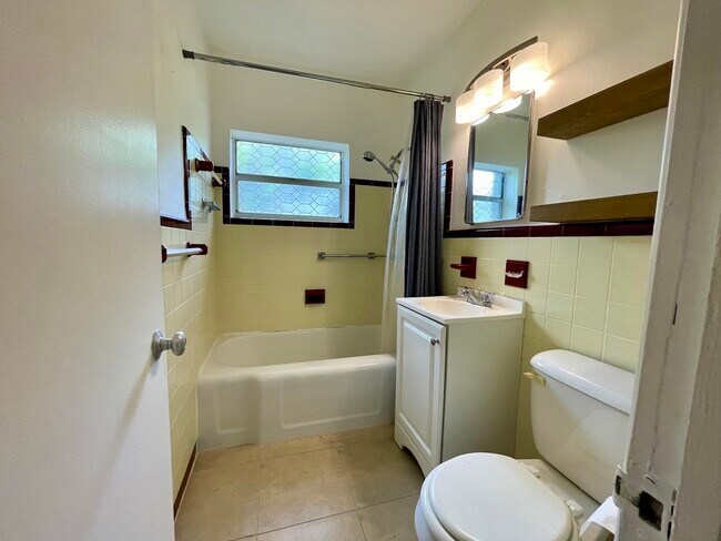 Building Photo - 2204 NW 3rd Ave