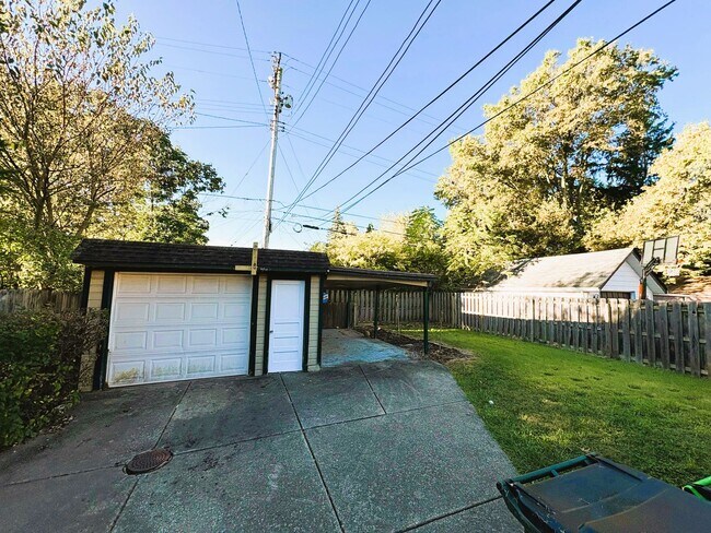 Building Photo - 4-Bedroom Home with Finished Basement & Mo...
