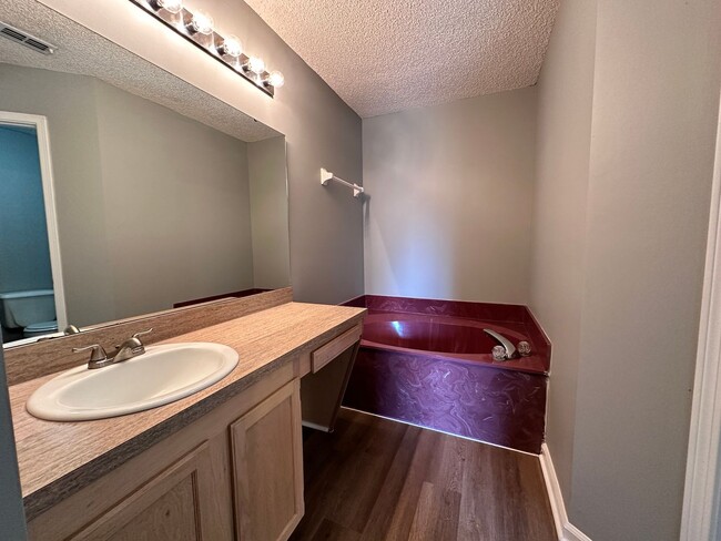 Building Photo - Three Bedroom in Greenfield Lakes