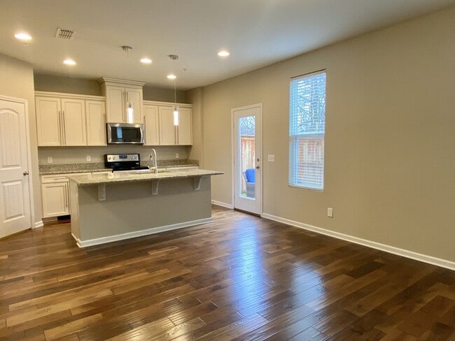 Building Photo - 1021 Livingstone Ln