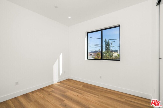 Building Photo - 2204 1/2 Carmona Ave