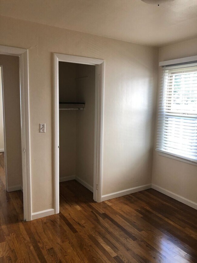 Building Photo - Comfortable 3 bedroom 1 bath