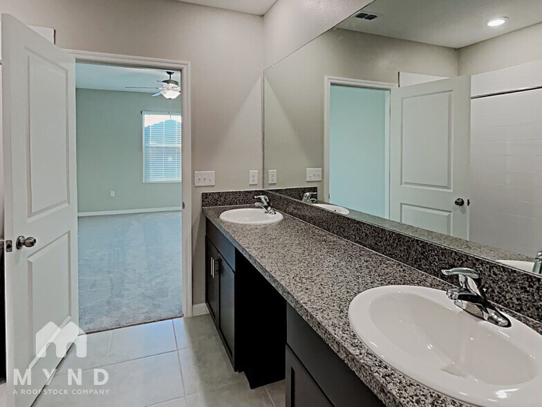 Building Photo - 5250 White Chicory Dr