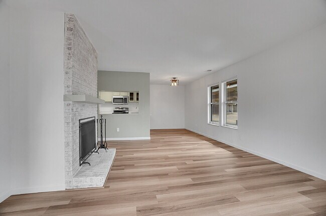 Building Photo - $2,145.95 with $300 Off the first month's rent, 2 Beds - 1 Bath, Townhouse in Greenwood Village w...