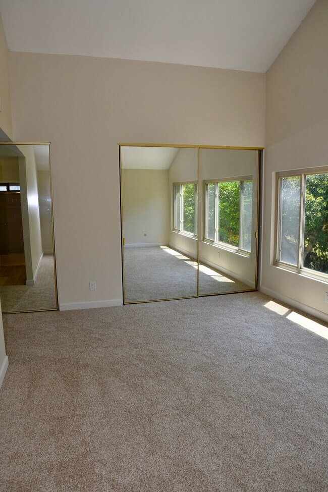 Building Photo - 10575 Canyon Lake Dr