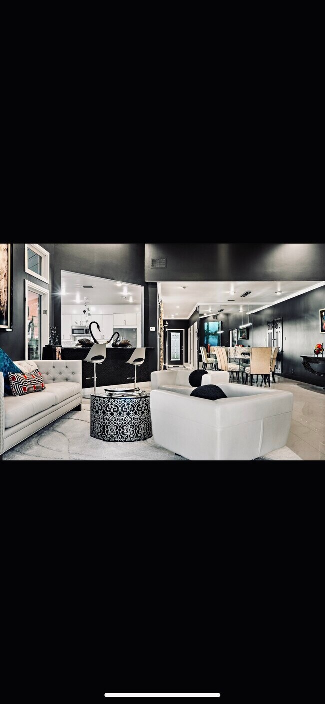 Building Photo - 303 Golf Crest Ln