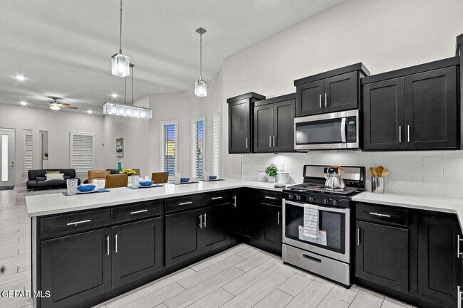 Building Photo - 2621 Maria Casas St