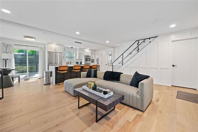 Building Photo - 320 Kelso Dr SW