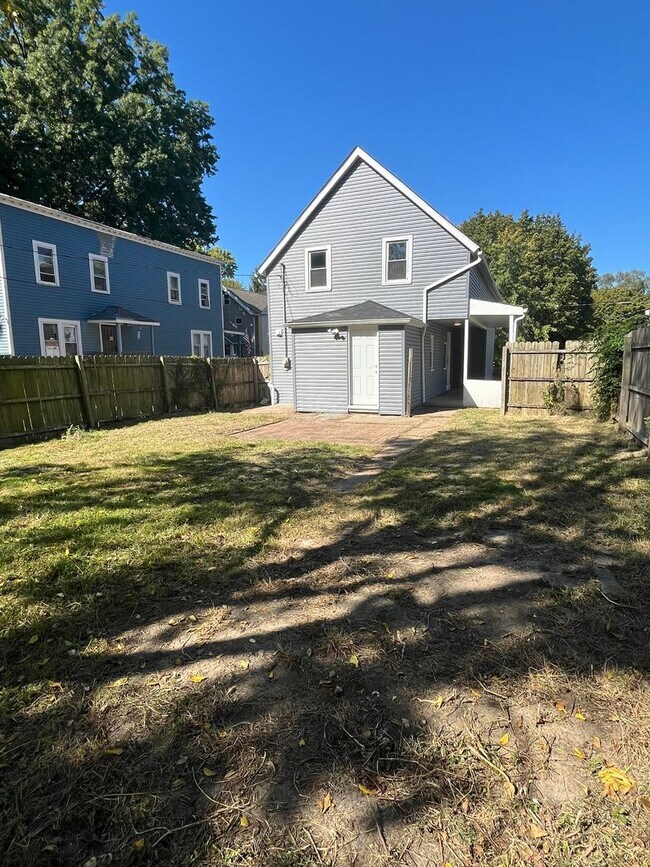 Building Photo - Cudell/West Blvd neighborhood; 4 bedroom/1 bath single family house for rent!