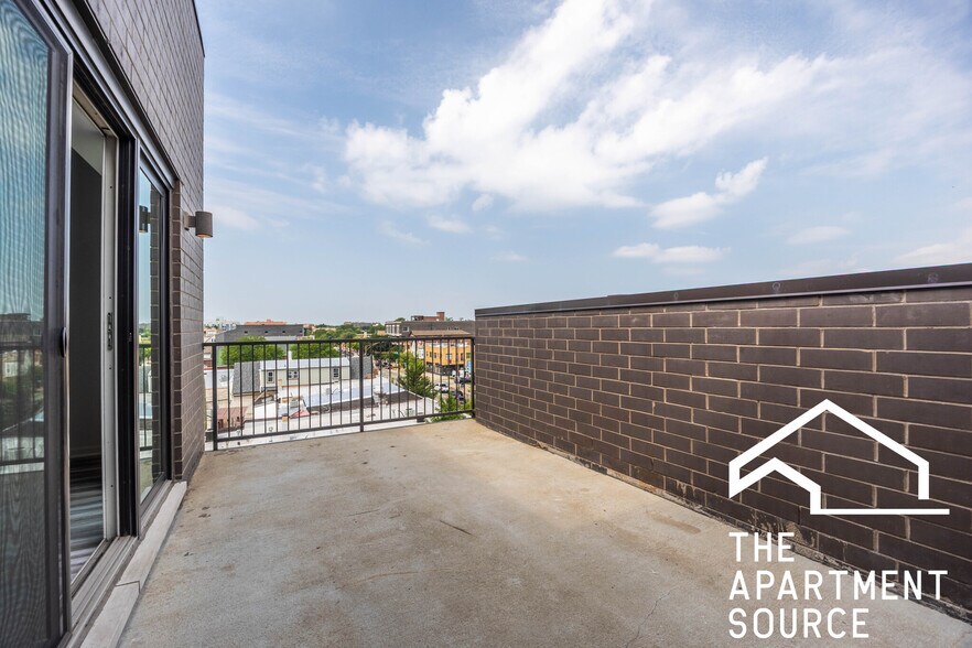 Building Photo - 2533 W Fullerton Ave
