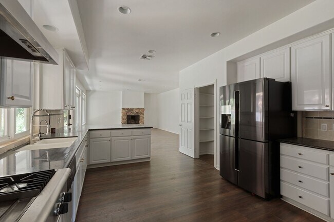 Building Photo - Elegant 5-Bedroom Estate with Pool in Prime Woodland Hills