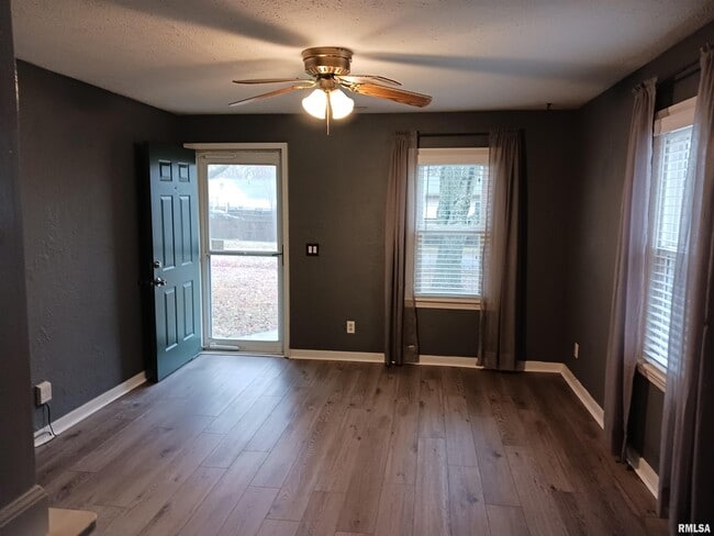 Building Photo - 1914 W Richwoods Blvd