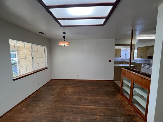 Building Photo - 215 S D St