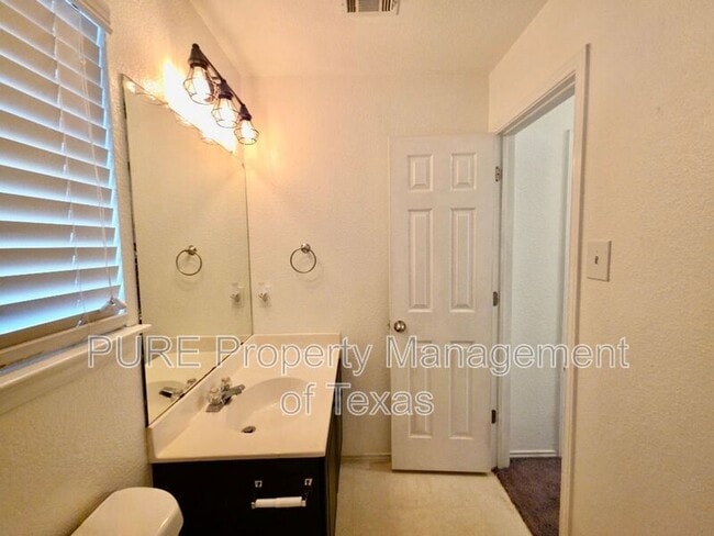 Building Photo - 1424 Roxanne's Run