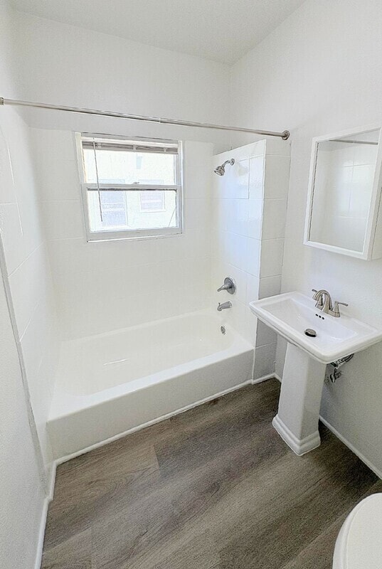 Building Photo - 433 1/2 W 4th St