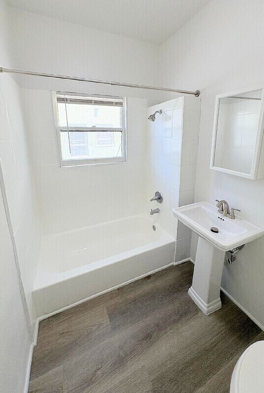 Building Photo - 433 W 4th St