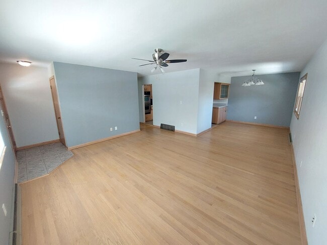 Building Photo - 3 bedroom 1.5 bath brick ranch home with f...