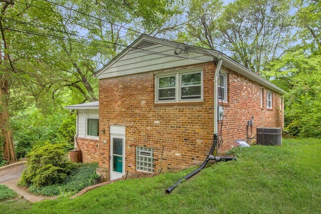 Building Photo - 3 Bed 2 Bath - Takoma Park Split Level - 1...