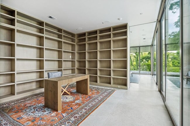 Building Photo - 9 Pinehill Ln