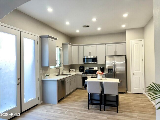 Building Photo - 1367 S Country Club Dr